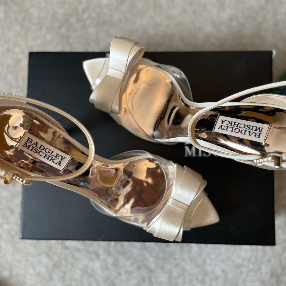 Brand new Badgley Mischka womens satin bow pump comes with box and dust bag
